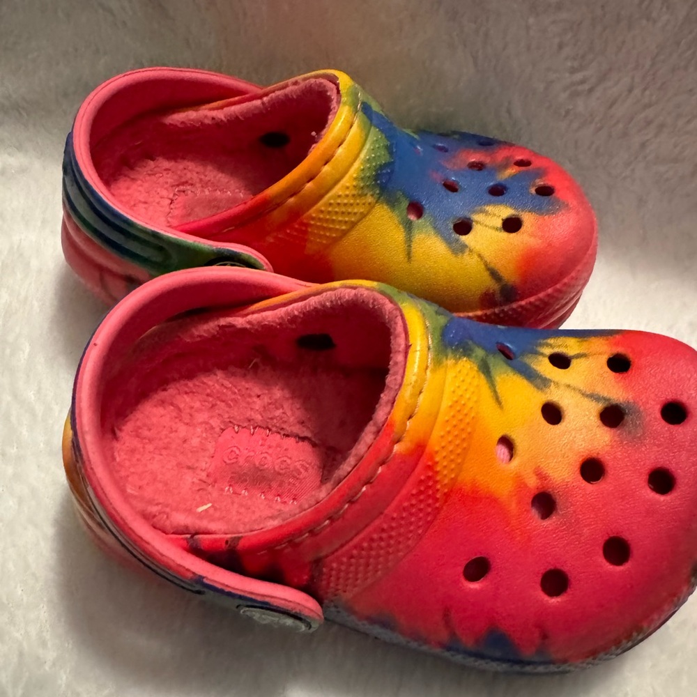 Crocs toddler girls 6c lined pink tie dye